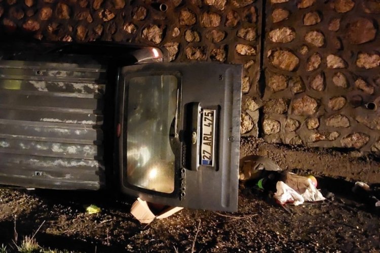 Adıyaman'da ticari ara&ccedil; istinat duvarına &ccedil;arptı! 4 yaralı