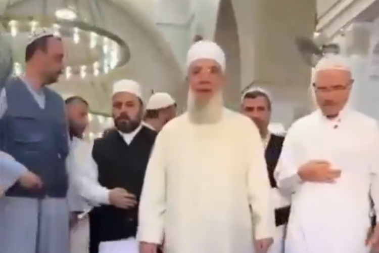 Menzil şeyhini g&ouml;ren m&uuml;rit aşka geldi: 'Aşkım' diye seslendi!