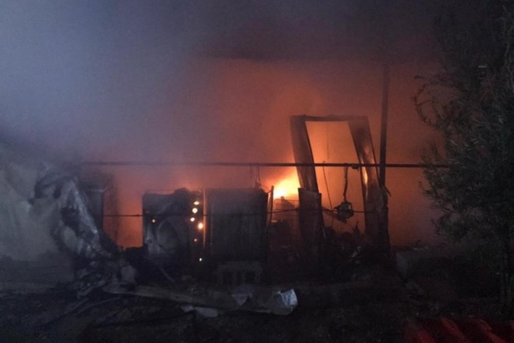 Hatay'da yanan konteyner kullanılmaz hale geldi