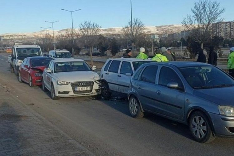 Sivas'ta kaza kazaya neden oldu! 10 ara&ccedil; birbirine girdi