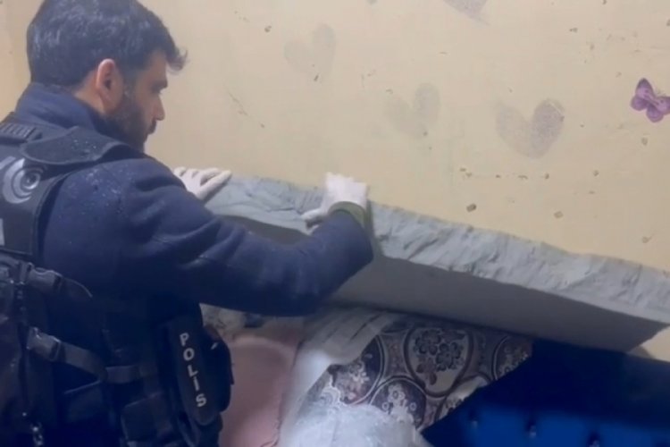 Adana'da s&uuml;nger yatağın i&ccedil;inden uyuşturucu &ccedil;ıktı