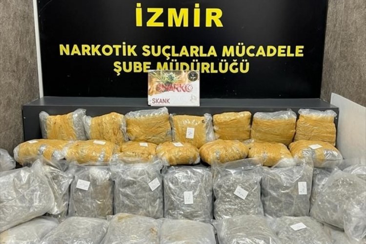 İzmir'de durdurulan kamyonda 19 kilo 225 gram esrar ele ge&ccedil;irildi