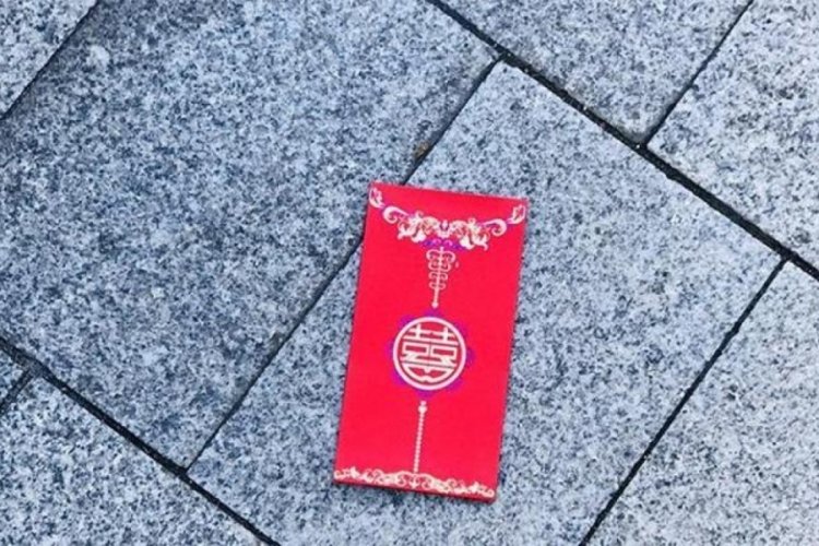 Tokyo'da 'kırmızı zarf'ın ardındaki gizem!