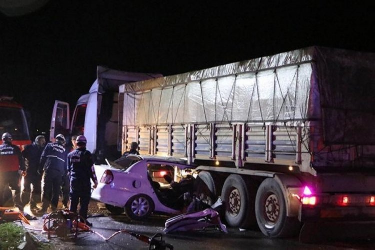 TIR'ın altına giren otomobilde hayatını kaybeden 3 gen&ccedil; son yolculuğuna uğurlandı