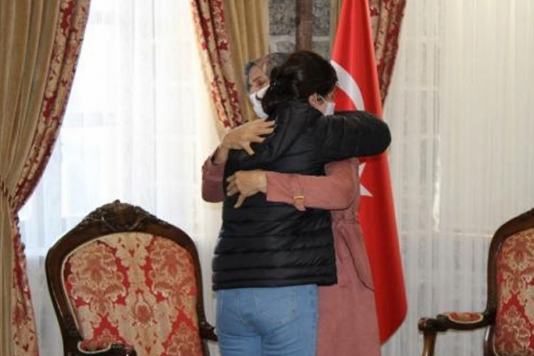 Diyarbakır'da Evlat n&ouml;betindeki bir anne daha &ccedil;ocuğuna kavuştu