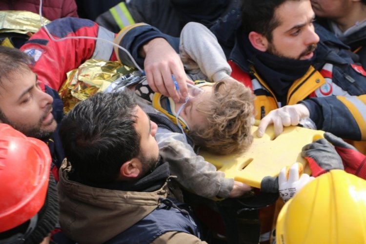 Diyarbakır'da, enkazdan 81 saat sonra &ccedil;ıkarılan k&uuml;&ccedil;&uuml;k Beşir hayata tutunuyor