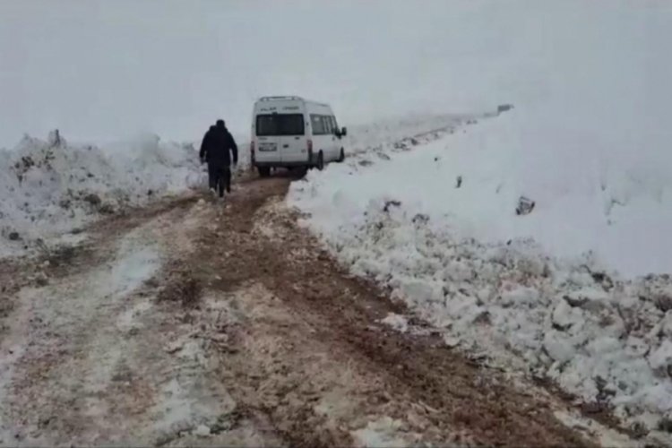 Siirt'te karda mahsur 6 ara&ccedil;taki 15 kişi kurtarıldı