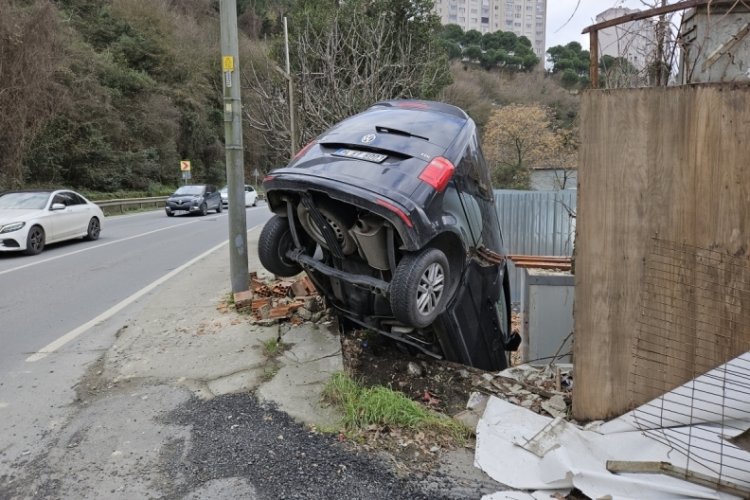 İstanbul Sarıyer'de yoldan &ccedil;ıkan ara&ccedil; duvarda asılı kaldı