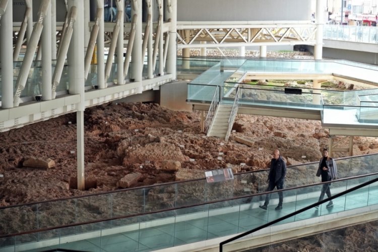 T&uuml;rkiye'nin ilk nekropol m&uuml;zesinde cam &uuml;zerinde tarihi yolculuk