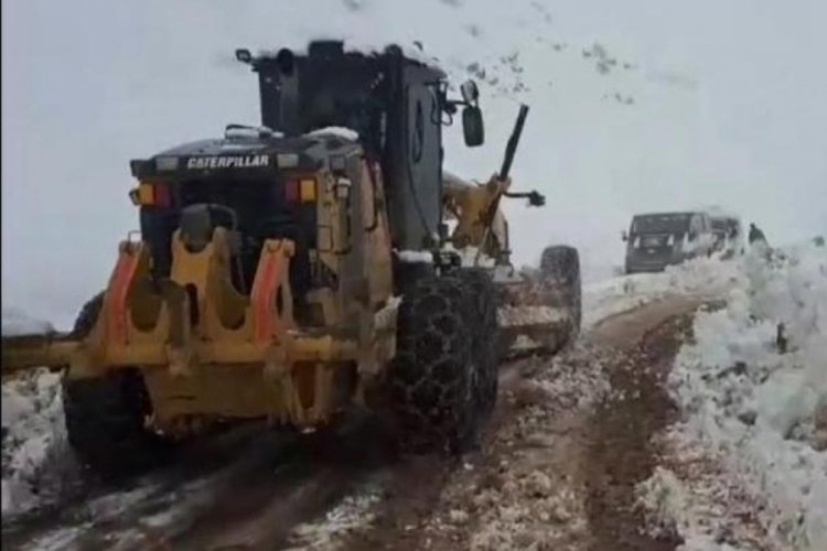 Siirt'te yoğun kar yağışında mahsur kalan 15 kişi kurtarıldı