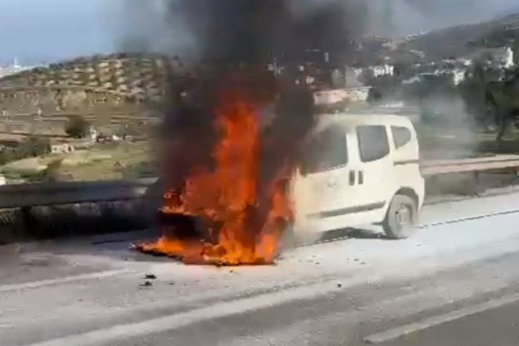 Hatay'da seyir halindeki ara&ccedil; alev alev yandı