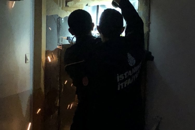İstanbul'da ev sahibi 'illallah' etti, kapıya duvar &ccedil;ekti!