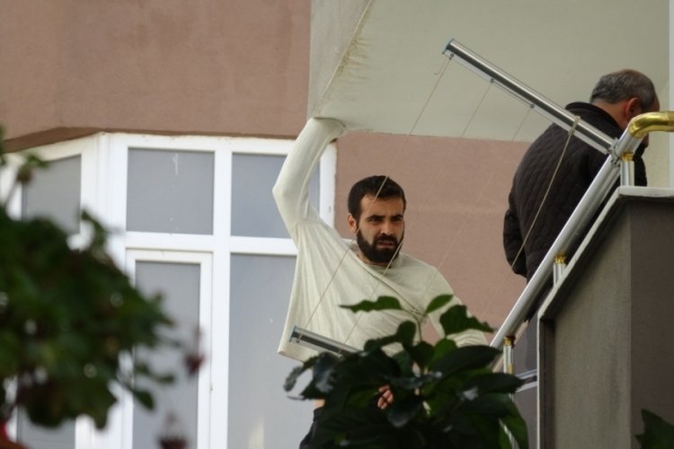 &Ccedil;anakkale'de cezaevi firarisi annesinin evini ateşe verdi