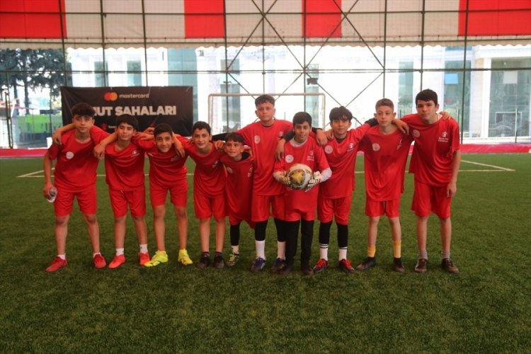 Hatay'da depremzede &ouml;ğrenciler i&ccedil;in d&uuml;zenlenen futbol turnuvası başladı