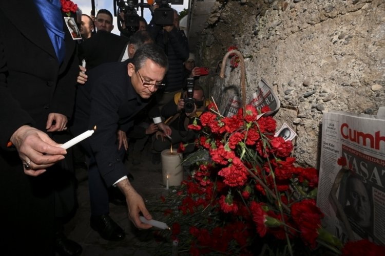 CHP heyeti, Gazeteci-yazar Uğur Mumcu'nun &ouml;l&uuml;m&uuml;n&uuml; 31'inci yılını evinin &ouml;n&uuml;nde andı