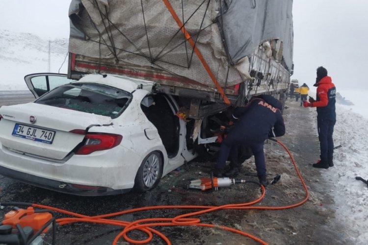 Bitlis'de otomobil TIR'a arkadan &ccedil;arptı! 2 &ouml;l&uuml;, 1 yaralı