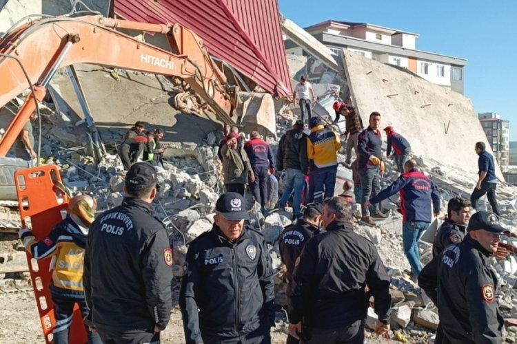 Ağır hasarlı bina, iş makinesinin &uuml;zerine devrildi! Operat&ouml;r enkaz altında