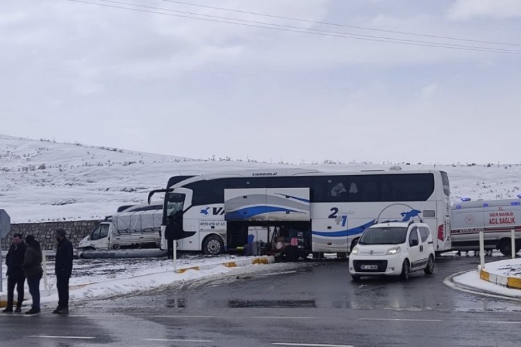 Ağrı'da yolcu otob&uuml;s&uuml; ile kamyonet &ccedil;arpıştı: 11 yaralı