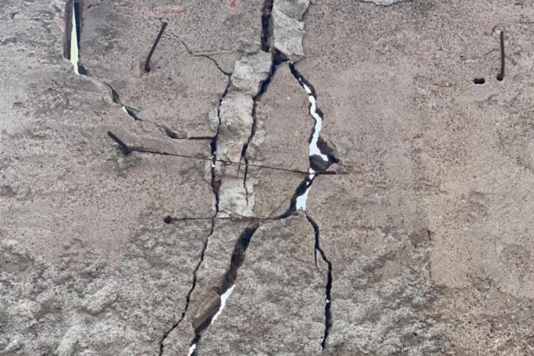&Ccedil;ankırı'da ilgin&ccedil; g&ouml;r&uuml;nt&uuml;! &Ccedil;atlayan duvarı yıkılmasın diye telle tutturdu