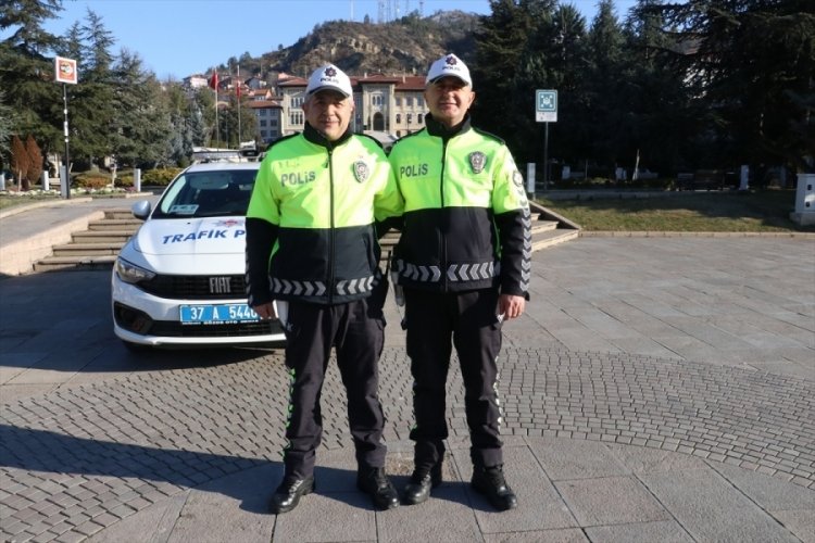 Kastamonu'da bankada kalbi duran kişiyi trafik polisleri hayata d&ouml;nd&uuml;rd&uuml;