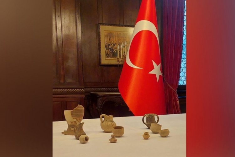 Bakanlık duyurdu: T&uuml;rkiye'den İtalya'ya ka&ccedil;ırılan tarihi eserler, Roma B&uuml;y&uuml;kel&ccedil;isi'ne teslim edildi