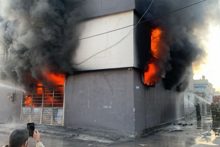 Adana'da s&uuml;nger fabrikasında yangın &ccedil;ıktı!