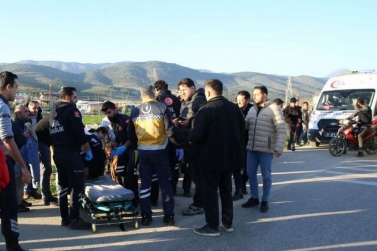 Hatay'da servis midib&uuml;s&uuml; ile TIR'ın &ccedil;arpıştığı kazada 12 kişi yaralandı