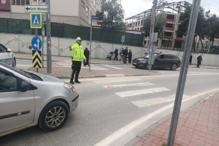 Bursa'da polis ekiplerinden &ouml;nce yaya uygulaması! 3 bin 315 TL cezası var