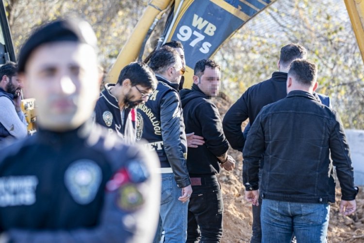 Antalya'da t&uuml;yler &uuml;rperten olay! 1 ceset bulundu, 4 saat sonra battaniyeye sarılı ikinci ceset bulundu
