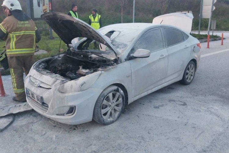 Bursa istikametinde seyir halindeki otomobil bir anda alev topuna d&ouml;nd&uuml;!