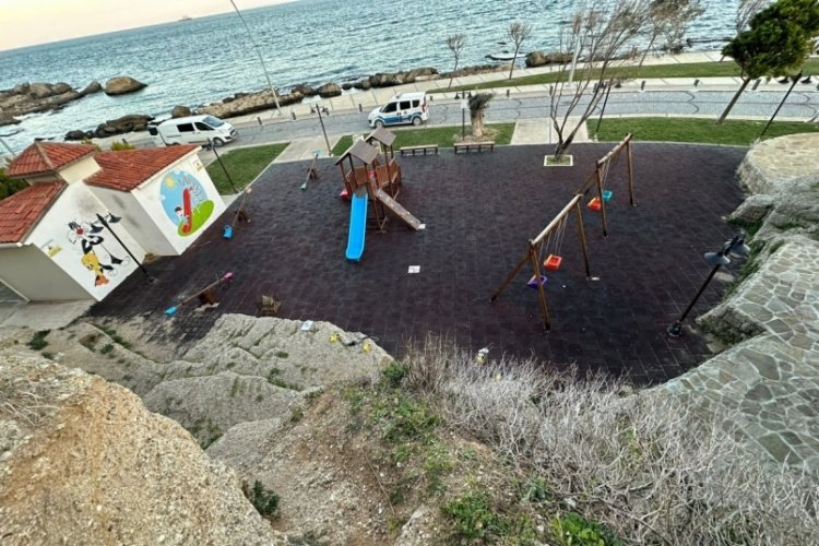 &Ccedil;anakkale'de kayalıktan d&uuml;şen &ccedil;ocuk ağır yaralandı!