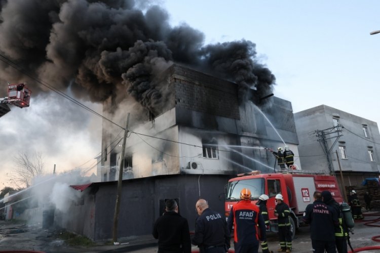 Adana'da s&uuml;nger deposunda &ccedil;ıkan yangında iş yeri k&uuml;le d&ouml;nd&uuml;