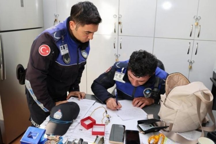 Marmaris'te zabıta ekipleri i&ccedil;erisinde para, altın ve cep telefonları olan bir &ccedil;anta buldu