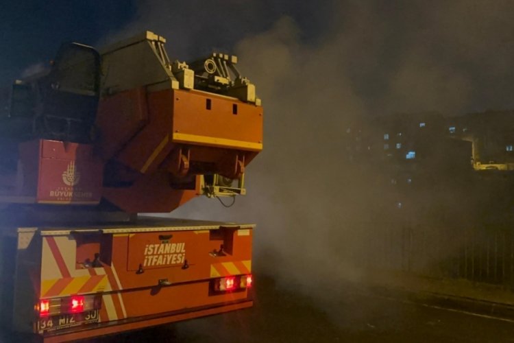 İstanbul'da korkutan yangın! Alevler bitişikteki binanın &ccedil;atı katına da sı&ccedil;radı
