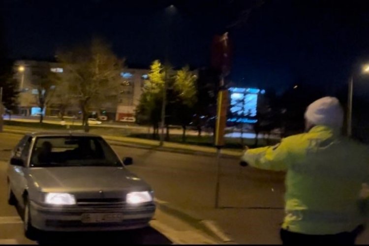 Polisi g&ouml;ren geri vitese taktı, ne uygulamadan ne de cezadan ka&ccedil;abildi