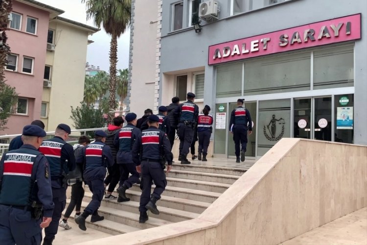 Mersin'de park halindeki iki motosikleti &ccedil;alan 4 zanlı tutuklandı