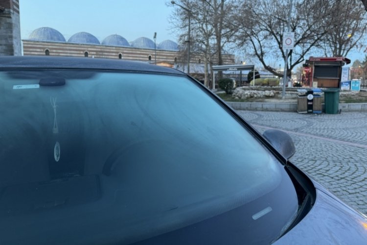 Edirne'de soğuk hava yaşamı olumsuz etkiledi! Trafik ekipleri s&uuml;r&uuml;c&uuml;leri uyardı