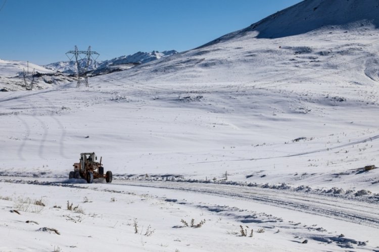 Van'da kardan kapanan 228 yerleşim yolu ulaşıma a&ccedil;ıldı