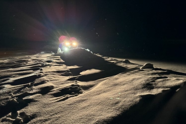 Yolu kapanan mezrada rahatsızlanan hamile kadın, paletli ambulansla hastaneye ulaştırıldı