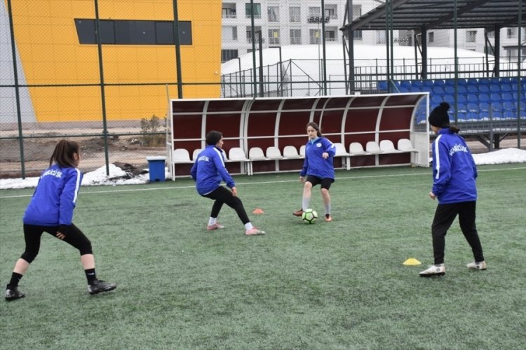 &Uuml;st ligleri hedefleyen Vanlı kız futbolcular, milli takım hayali kuruyor