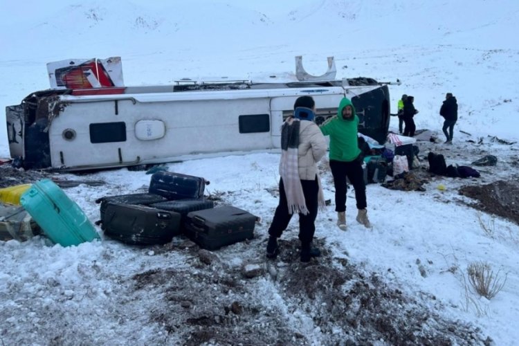 Ağrı'da otob&uuml;s devrildi: 10 kişi yaralandı
