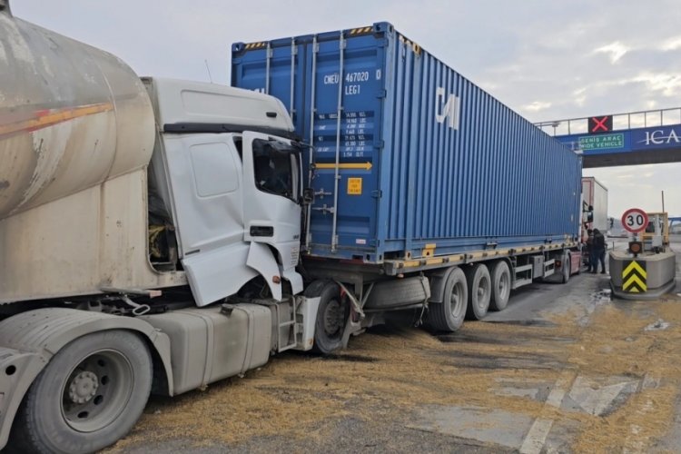 İstanbul'da beton mikseri TIR'a &ccedil;arptı!