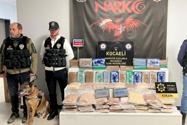 Kocaeli'de ele ge&ccedil;irilen 109 kilo kokain emniyette sergilendi