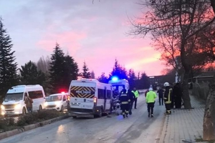 Eskişehir'de iş&ccedil;ileri taşıyan minib&uuml;s&uuml;n ağaca &ccedil;arptığı kazada 12 kişi yaralandı