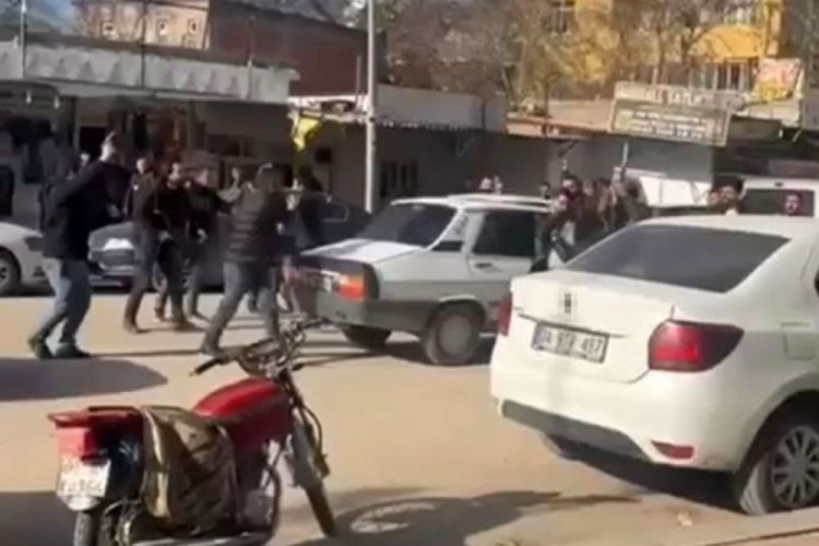 Şanlıurfa'da &ccedil;arşı ortasında &ccedil;ıkan kavgayı polis havaya ateş a&ccedil;arak ayırdı!