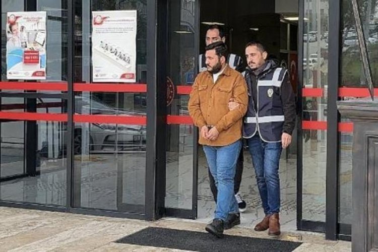 Antalya'da T&uuml;rk bayrağını bı&ccedil;akla kesti: Tutuklandı
