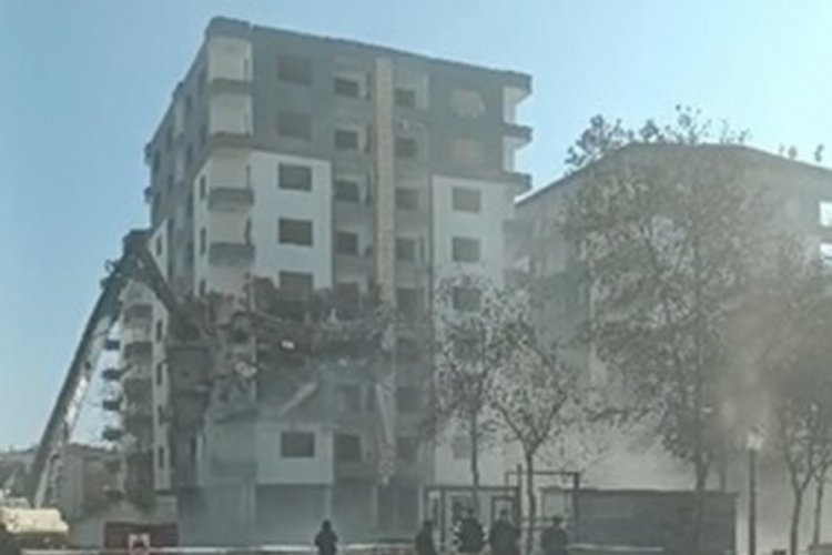 Diyarbakır'da hasarlı bina, yıkım sırasında &ccedil;&ouml;kt&uuml;