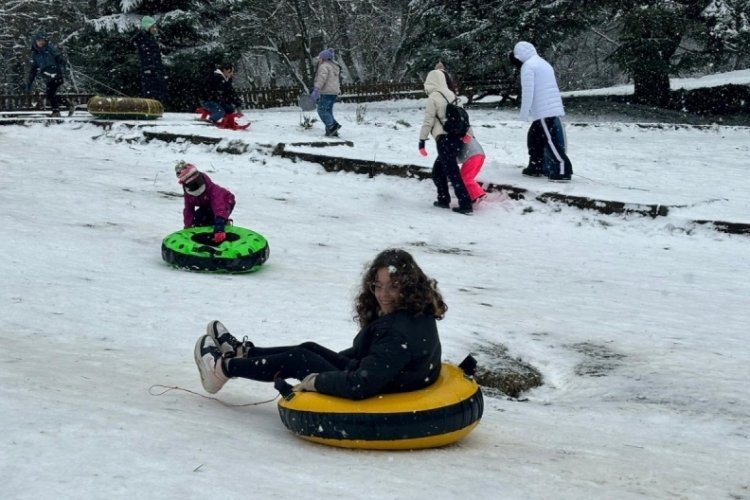 Bolu'da kar yağışının tadını şambrellerle kayarak &ccedil;ıkardılar
