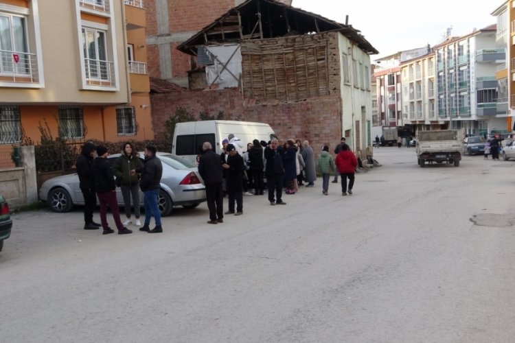 5.2'lik depremle sarsılan Malatyalılar sokaklara d&ouml;k&uuml;ld&uuml;