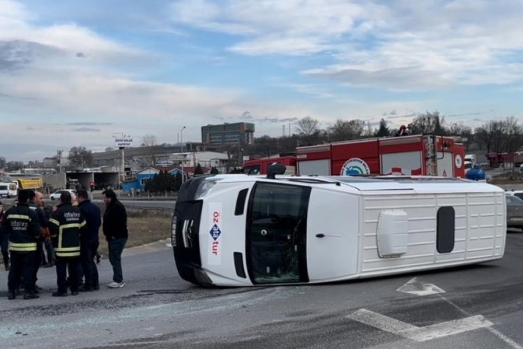 Tekirdağ'da otomobil servis minib&uuml;s&uuml;ne &ccedil;arptı! 2 yaralı
